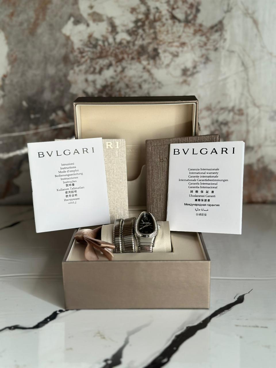RELOJ BULGARI PLATEADO CON FONDO NEGRO