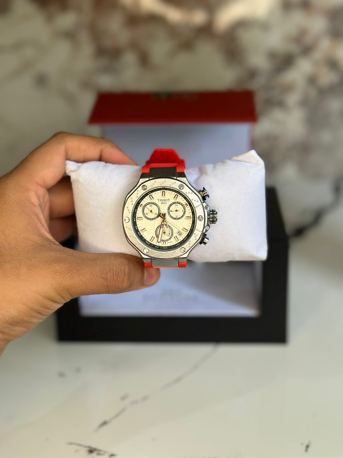 Reloj Tissot edición especial MOTO GP fondo blanco pulsera roja bisel plateado