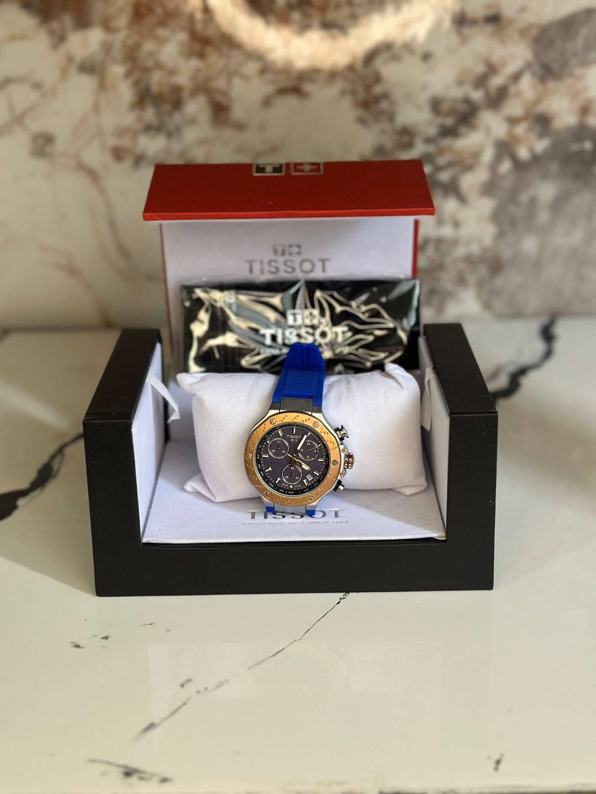 Reloj Tissot edición especial MOTO GP fondo azul pulsera azul bisel dorado con plateado
