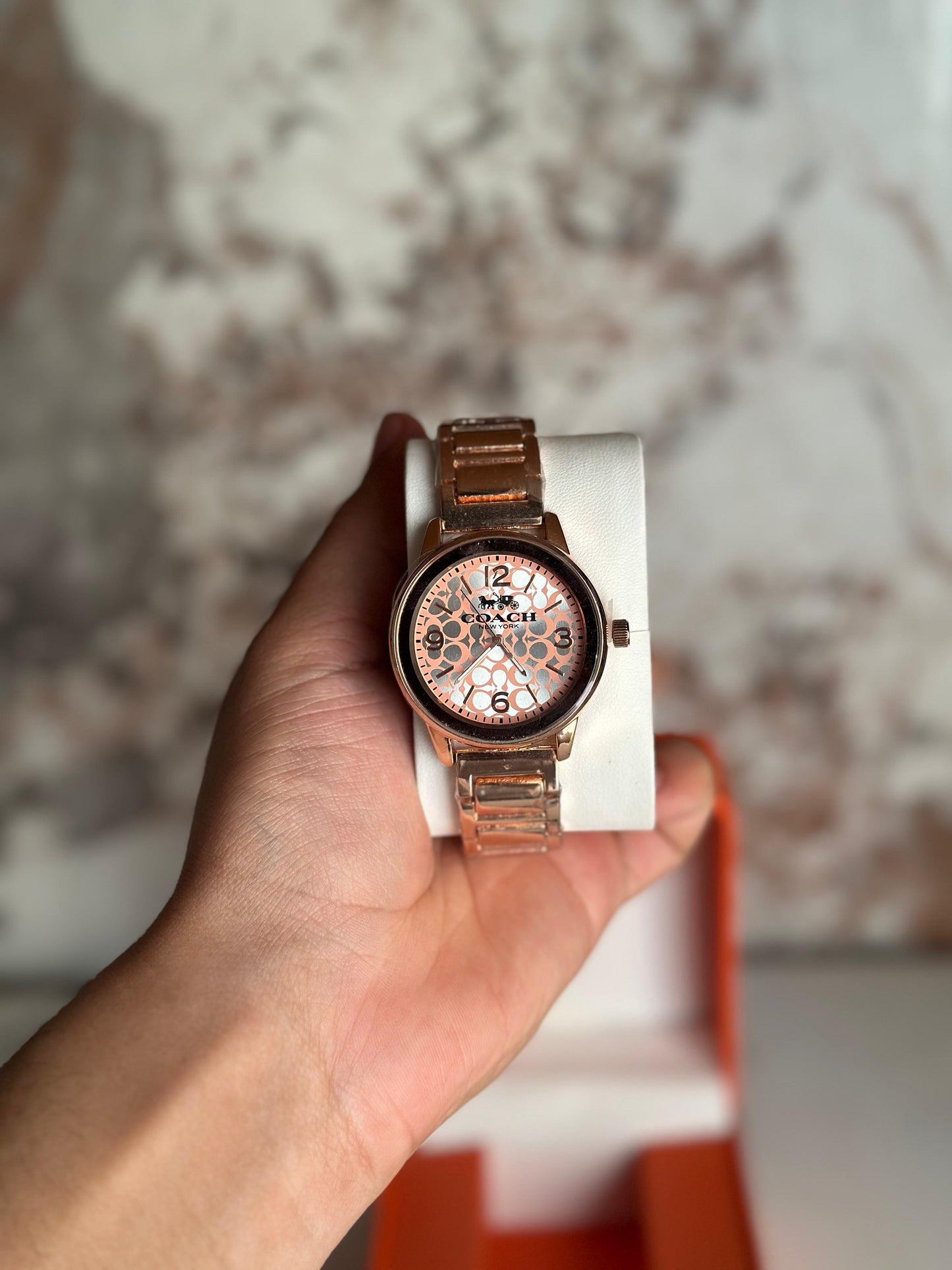 Reloj coach para dama dorado bisel oscuro