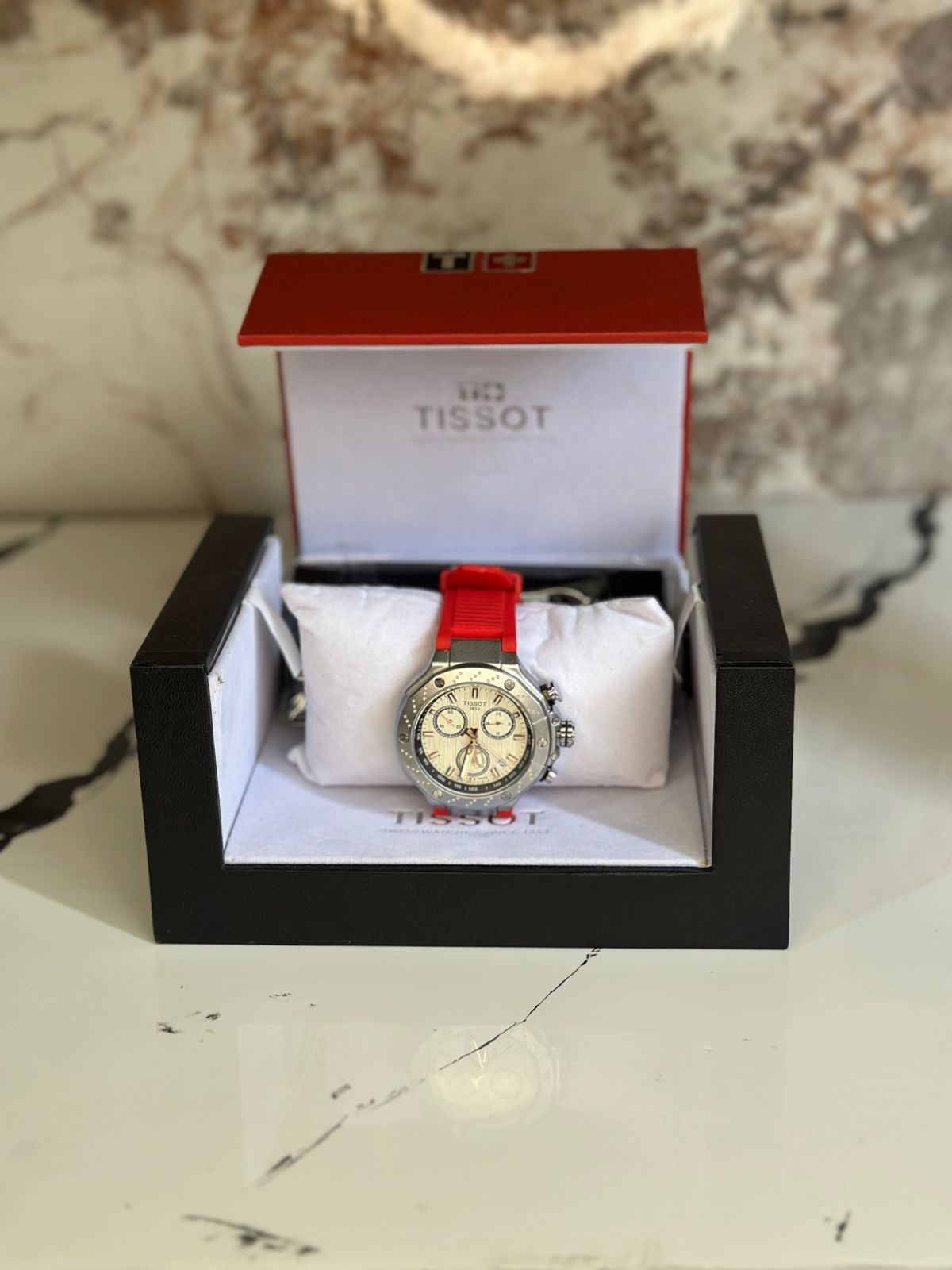 Reloj Tissot edición especial MOTO GP fondo blanco pulsera roja bisel plateado