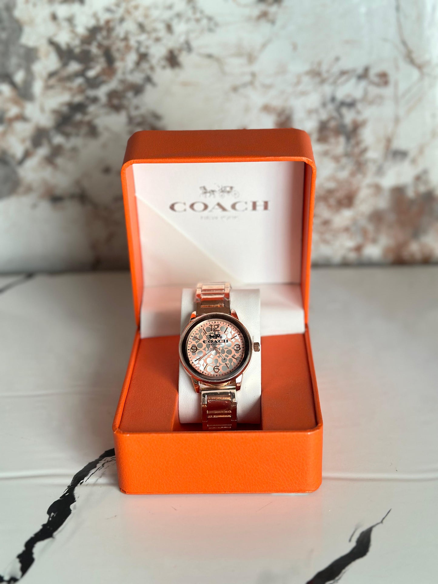 Reloj coach para dama dorado bisel oscuro