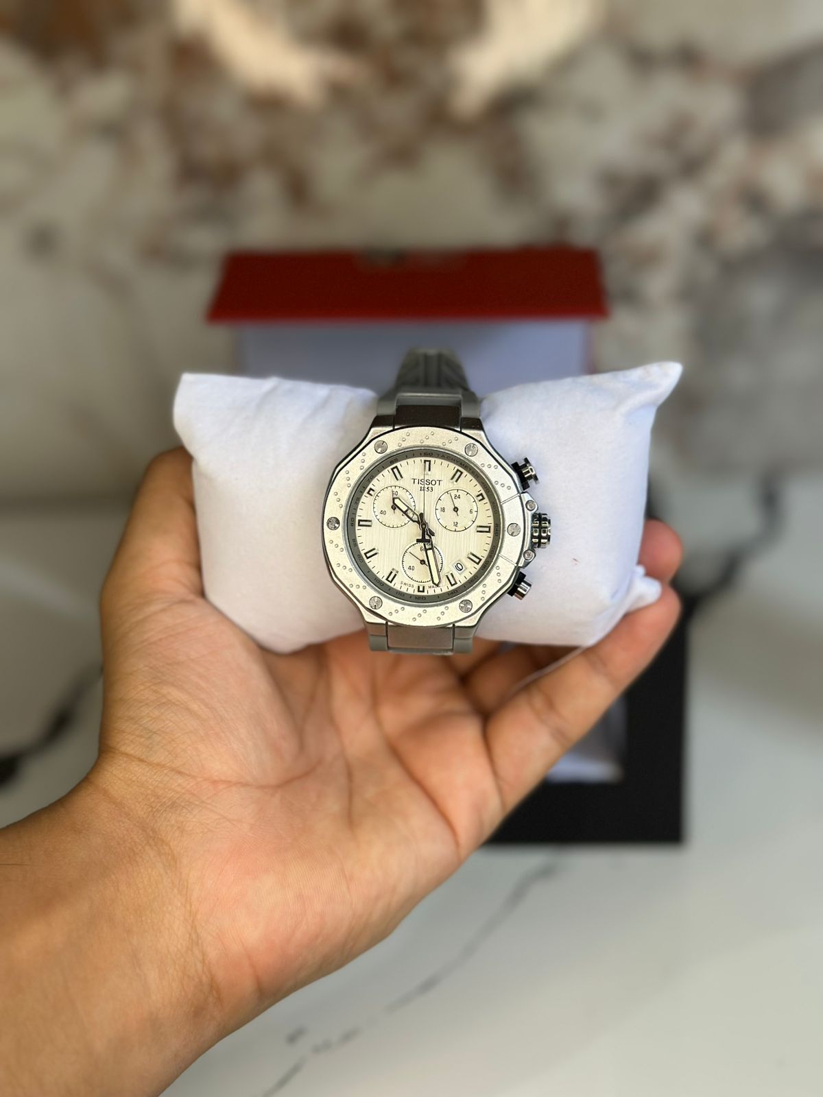 Reloj Tissot edición especial MOTO GP fondo blanco pulsera gris bisel plateado